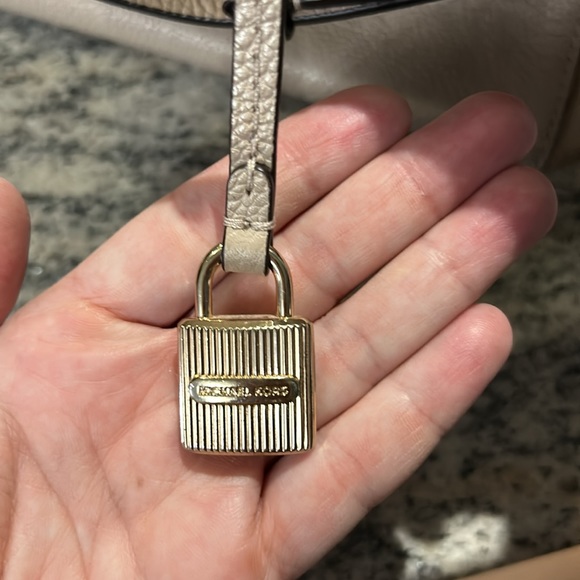 Authentic! Michael Kors tote w long strap included - Picture 2 of 11